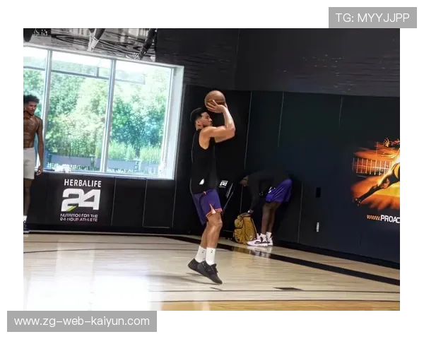 布克脚步训练极致顺滑，后仰跳投美如画